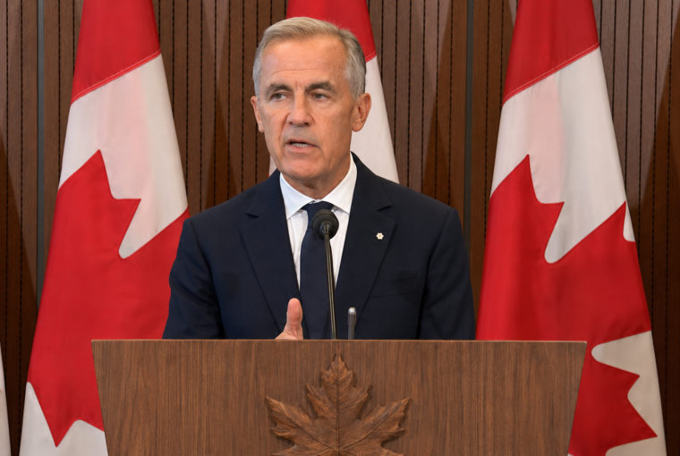 Mark Carney prononce un discours devant plusieurs drapeaux canadiens.