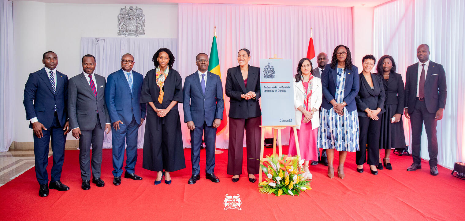 Anita Anand, Corinne Amori Brunet et des responsables béninois lors de l’inauguration de l’ambassade du Canada à Cotonou.