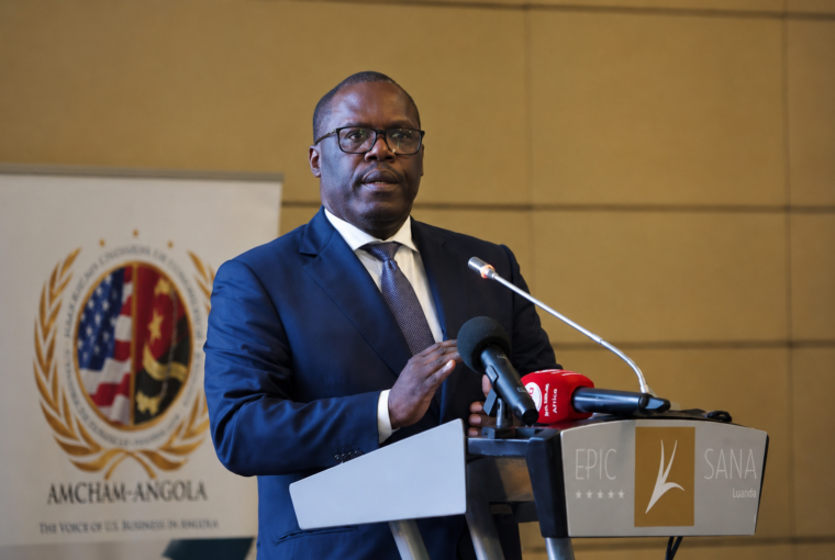 Paulino Jerónimo, président du conseil d’administration de l’ANPG, à une tribune