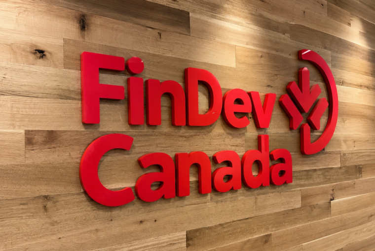 Logo de FinDev Canada dans les bureaux de l’institution