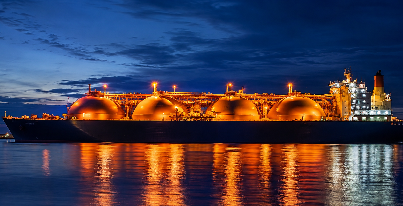 Navire méthanier transportant du gaz naturel liquéfié de nuit