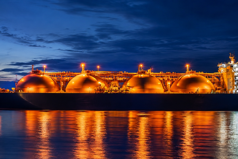 Navire méthanier transportant du gaz naturel liquéfié de nuit