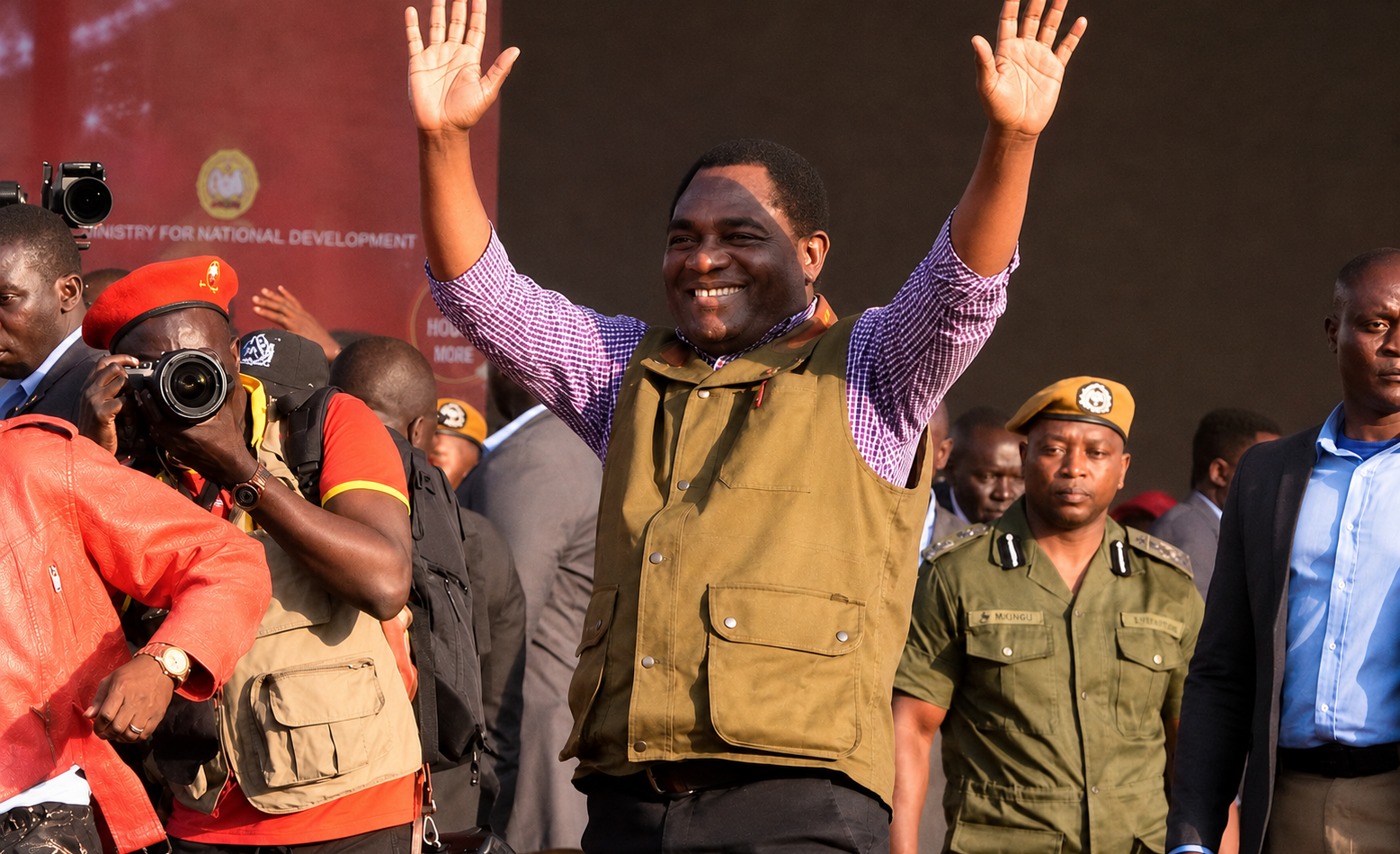 Hakainde Hichilema salue la foule lors d’un meeting politique en Zambie.