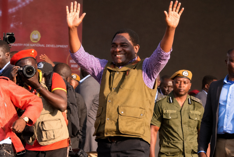 Hakainde Hichilema salue la foule lors d’un meeting politique en Zambie.