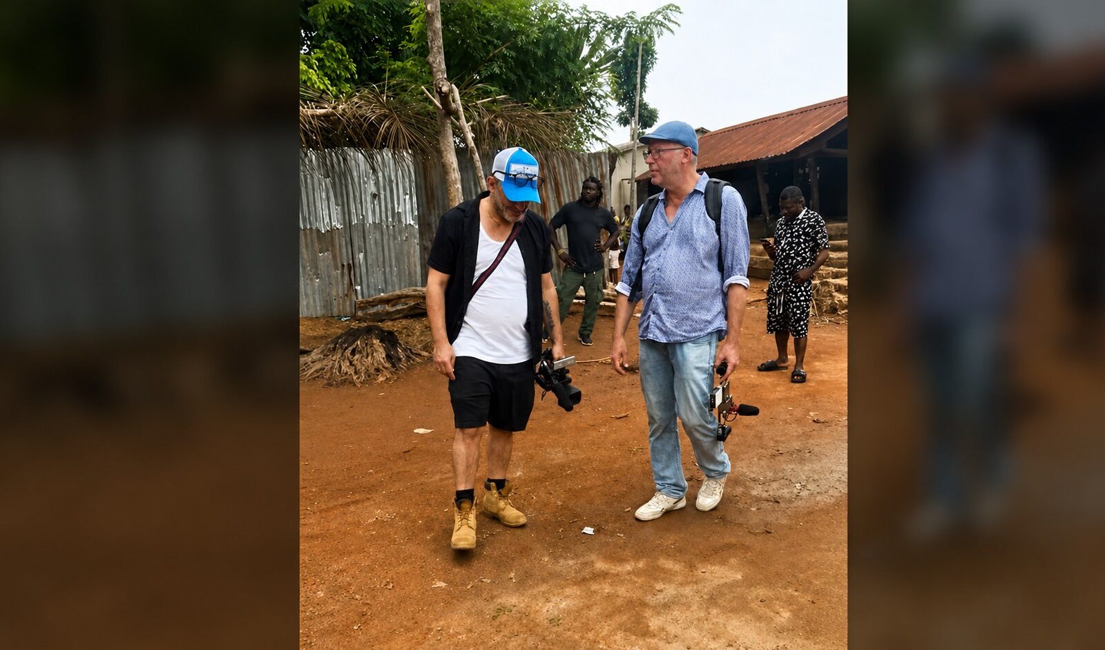 Gaël Mocaër et Sebastian Perez Pezzani pendant leur tournage au Togo
