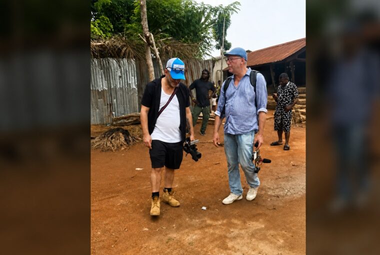 Gaël Mocaër et Sebastian Perez Pezzani pendant leur tournage au Togo